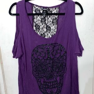 Cold shoulder skull top